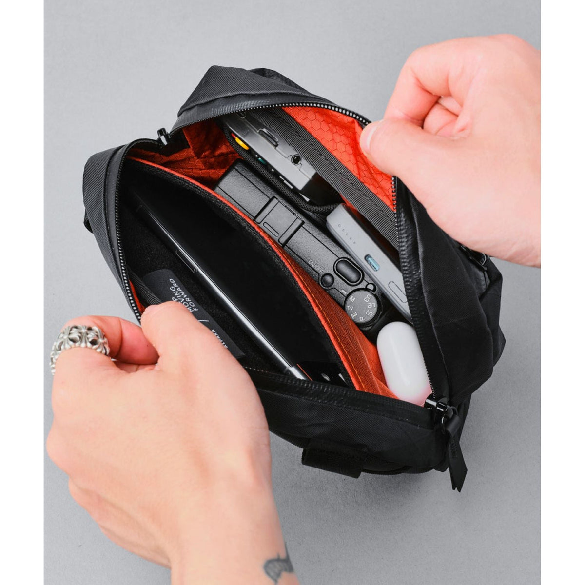 ALPAKA Go Sling Nano organized interior