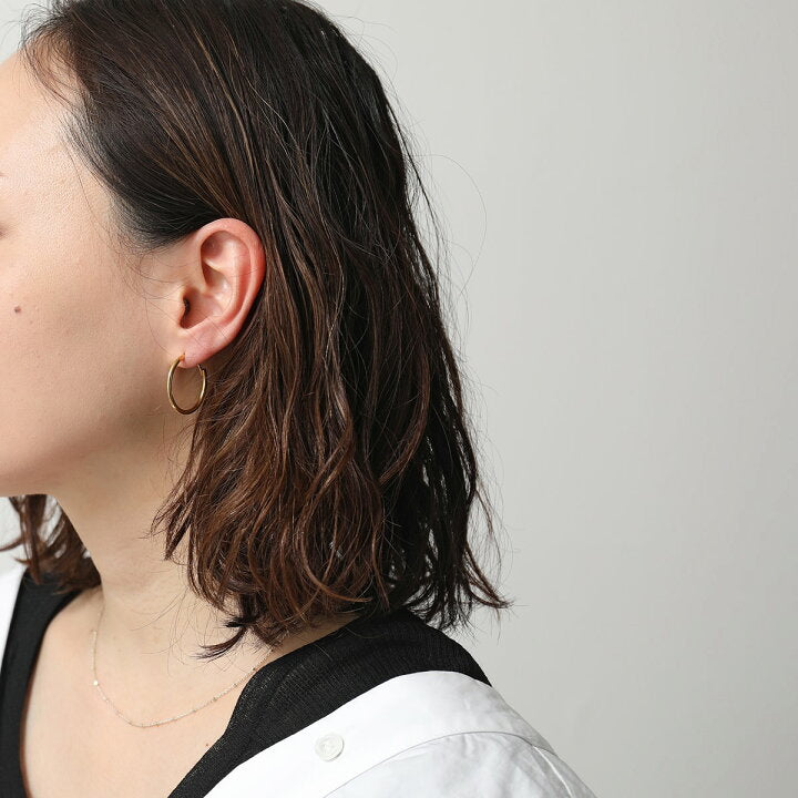 Maria Black Senorita 20 gold hoop earrings worn by model