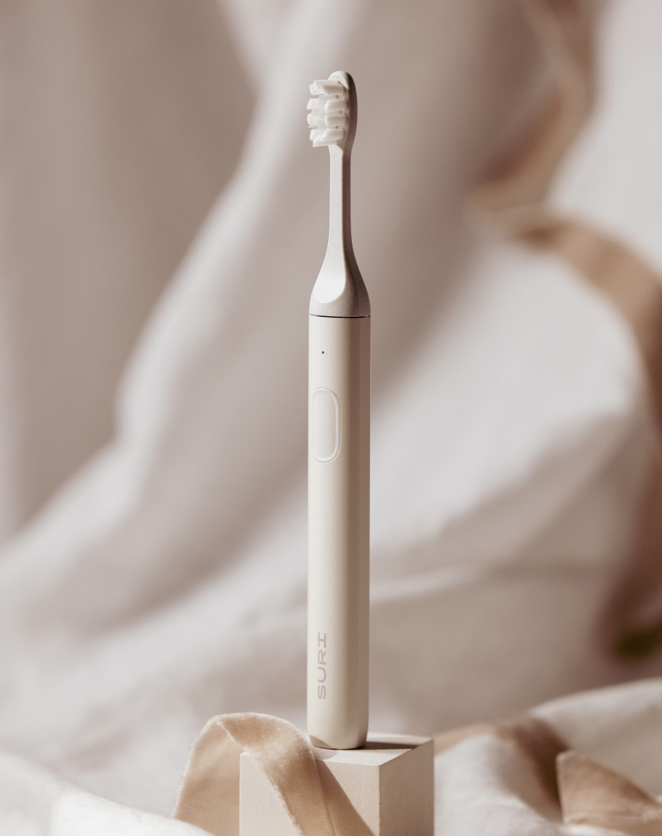 SURI 2.0 electric toothbrush lifestyle image